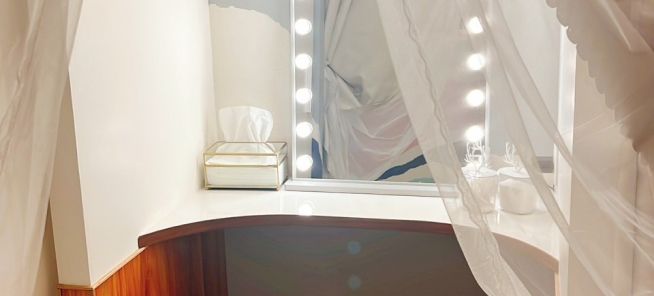 施術終了後、お着替えとメイク直しをお願いいたします。メイクルームもご用意しておりますので、ご自由にご使用ください。